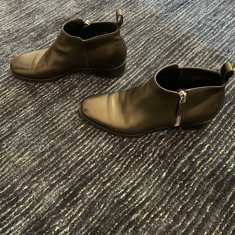 Low ankle black leather Gucci boots